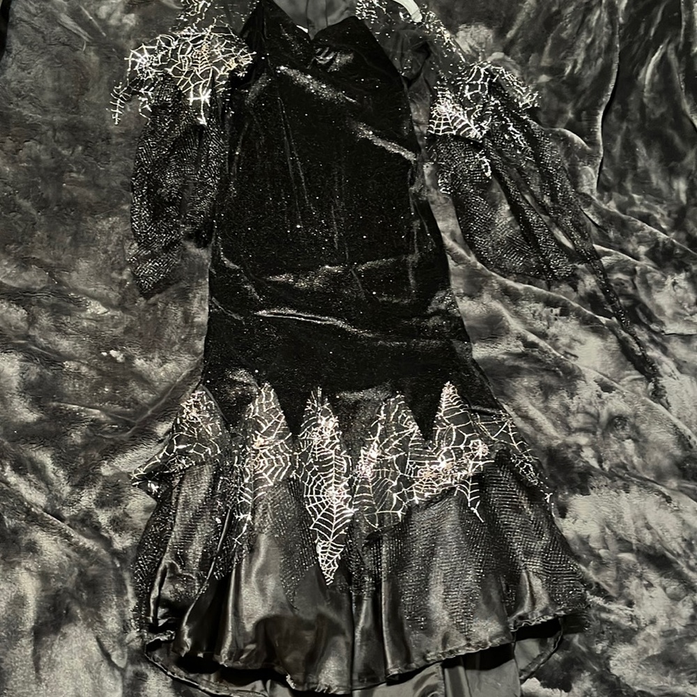 Black chasing fireflies witch costume for kids size 4 shoes size 11/12